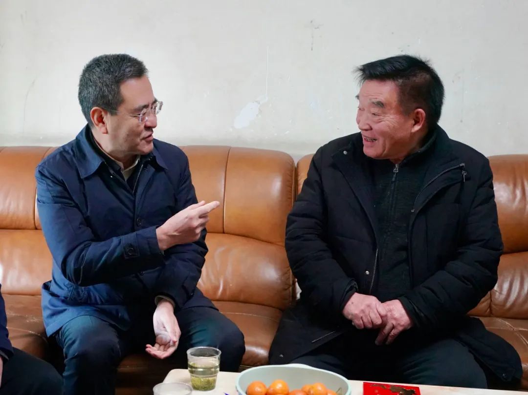 省国资委党委书记、主任冯文生等向导走访慰问省尊龙凯时集团老党员、老干部 - 尊龙凯时