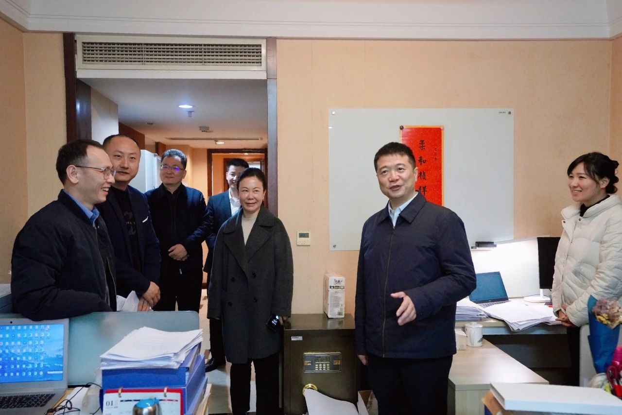 温暖启航，，，，，共赴新篇！—— 省尊龙凯时集团向导走访慰问干部职工
