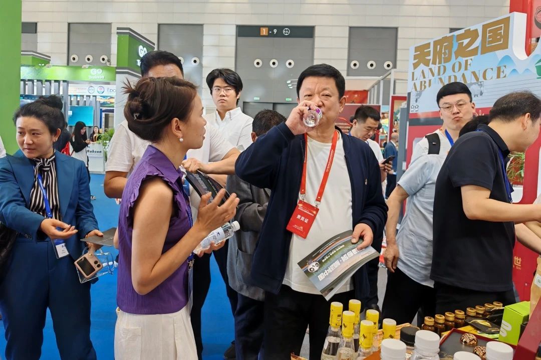 逍遥号·熊猫专列“开进”2025西安丝路旅博会！四川尊龙凯时打造“移动的天府会客厅” - 尊龙凯时